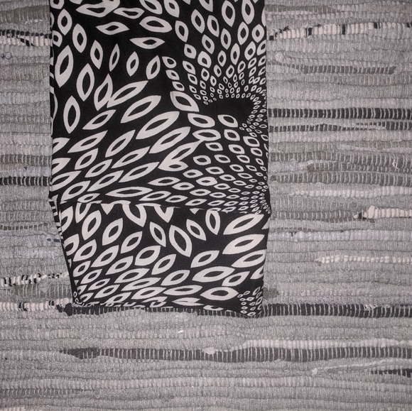 Thin Black and White Yoga Capris - Picture 3 of 3